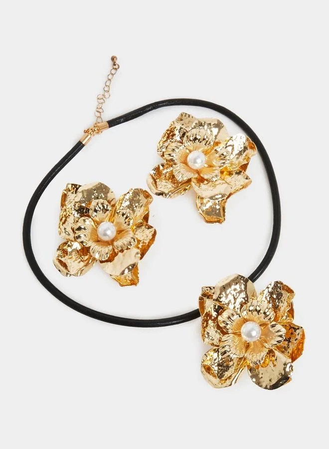 ستايلي طقم من عقد شوكر وأقراط بتصميم زهرة